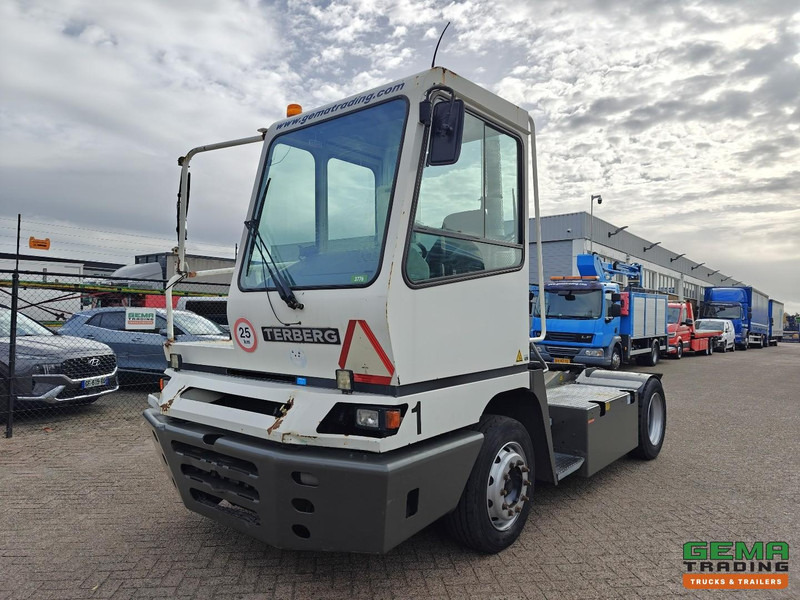 Terberg YT222 Gereviseerde Allison Versnellingsbak - Schotel 27T - Vangmuil - Cummins - Landbouw Kenteken 40km/h - Terminál targoncá: 1 kép. Terberg YT222 Gereviseerde Allison Versnellingsbak - Schotel 27T - Vangmuil - Cummins - Landbouw Kenteken 40km/h - Terminál targoncá: 1 kép.