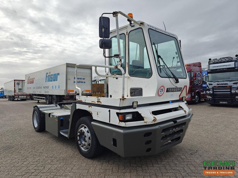 Terberg YT222 Gereviseerde Allison Versnellingsbak - Schotel 27T - Vangmuil - Cummins - Landbouw Kenteken 40km/h - Terminál targoncá: 2 kép. Terberg YT222 Gereviseerde Allison Versnellingsbak - Schotel 27T - Vangmuil - Cummins - Landbouw Kenteken 40km/h - Terminál targoncá: 2 kép.