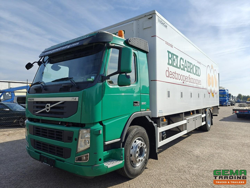 Volvo FM330 4x2 Dagcab Euro5 - KuikenBak 8.4m + Webasto Heater + Dhollandia 2000KG - Állatszállító teherautó: 1 kép. Volvo FM330 4x2 Dagcab Euro5 - KuikenBak 8.4m + Webasto Heater + Dhollandia 2000KG - Állatszállító teherautó: 1 kép.