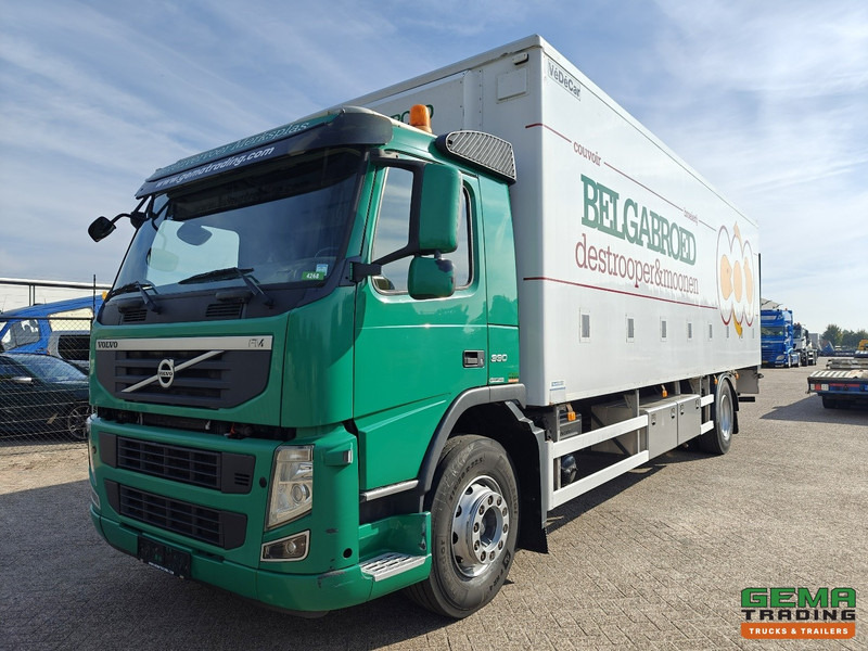 Volvo FM330 4x2 Dagcab Euro5 - KuikenBak 8.4m + Webasto Heater + Dhollandia 2000KG - Állatszállító teherautó: 1 kép. Volvo FM330 4x2 Dagcab Euro5 - KuikenBak 8.4m + Webasto Heater + Dhollandia 2000KG - Állatszállító teherautó: 1 kép.