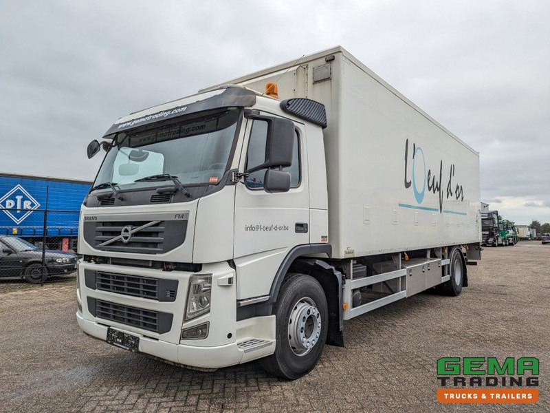 Volvo FM330 4x2 Daycab Euro5 KuikenBak 8.2m + Webasto Heater + Dhollandia 2000KG - Állatszállító teherautó: 1 kép. Volvo FM330 4x2 Daycab Euro5 KuikenBak 8.2m + Webasto Heater + Dhollandia 2000KG - Állatszállító teherautó: 1 kép.