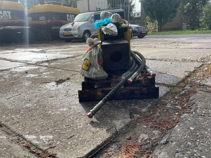 Soosan SB43 Hydraulic Breaker - Adapterek - Építőipari gépek: 4 kép. Soosan SB43 Hydraulic Breaker - Adapterek - Építőipari gépek: 4 kép.