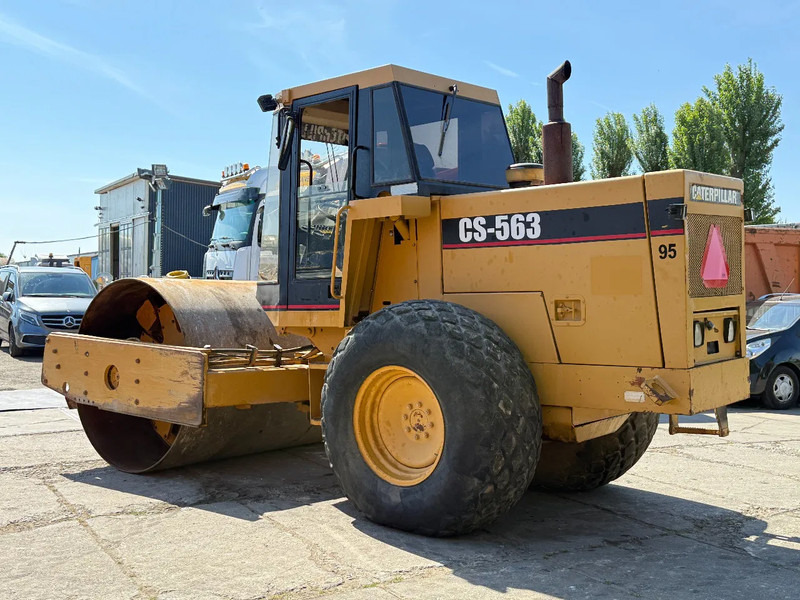 Caterpillar CS 563 Roller with vibration - Henger: 3 kép. Caterpillar CS 563 Roller with vibration - Henger: 3 kép.