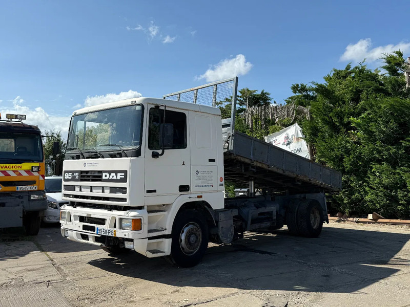 DAF 95.430 ATI 4X2 Tipper SPRING/AIR ZF MAN GEARBOX - Billenőplatós teherautó: 2 kép. DAF 95.430 ATI 4X2 Tipper SPRING/AIR ZF MAN GEARBOX - Billenőplatós teherautó: 2 kép.