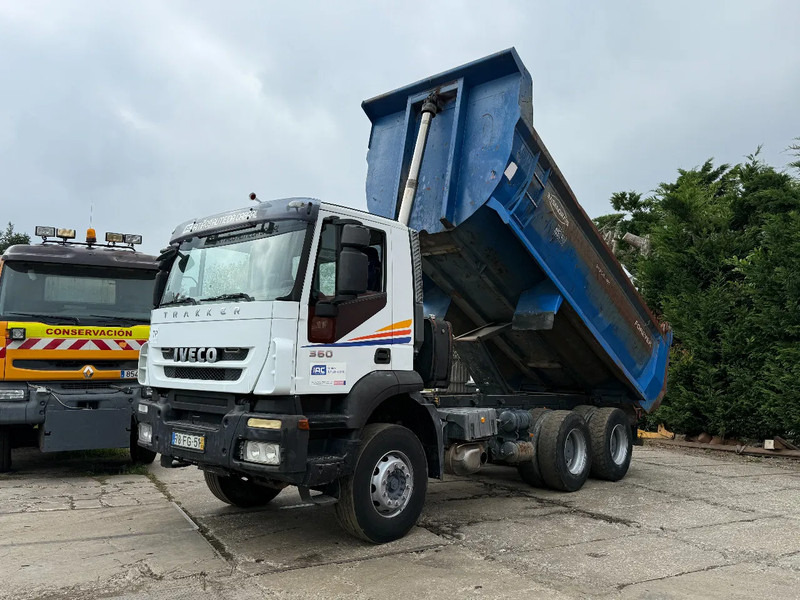 Iveco Trakker 360 6X4 Tipper Spring/Spring ZF Manual gear - Billenőplatós teherautó: 2 kép. Iveco Trakker 360 6X4 Tipper Spring/Spring ZF Manual gear - Billenőplatós teherautó: 2 kép.