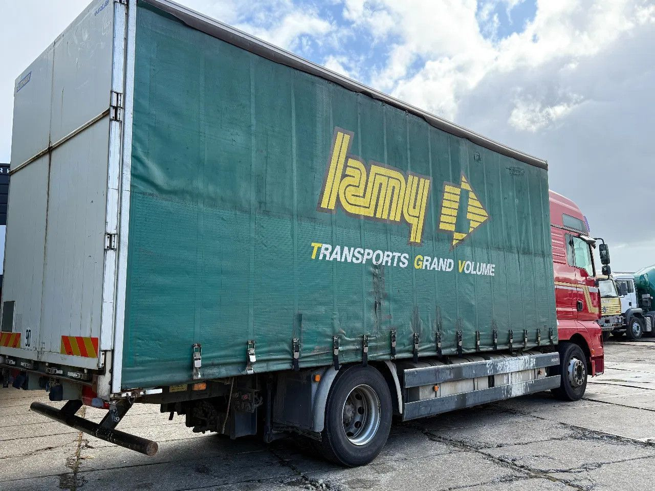 MAN TGA 18.440 4X2 BOX Spring/Air EURO3 Retarder ZF - Dobozos felépítményű teherautó: 4 kép. MAN TGA 18.440 4X2 BOX Spring/Air EURO3 Retarder ZF - Dobozos felépítményű teherautó: 4 kép.