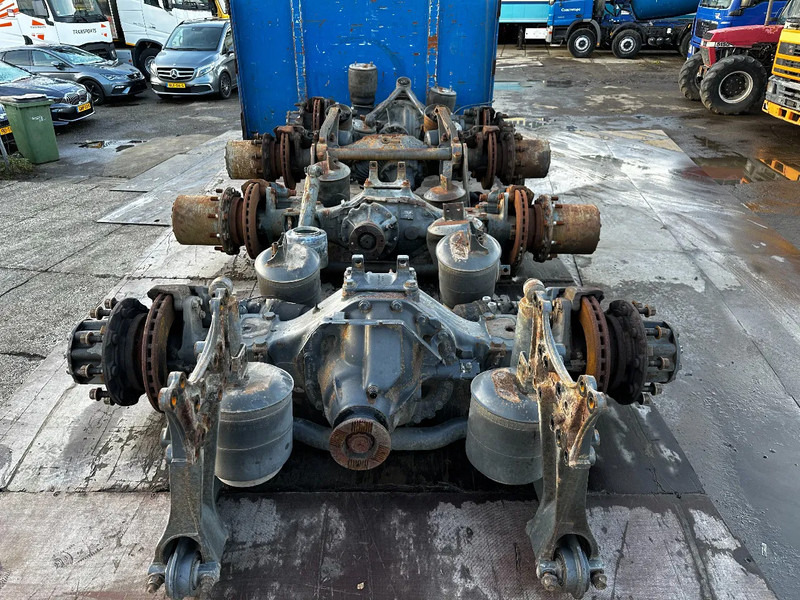 Mercedes-Benz ACTROS 3 SINGLE AXLE + 1 DAF - Hátsó tengely: 1 kép. Mercedes-Benz ACTROS 3 SINGLE AXLE + 1 DAF - Hátsó tengely: 1 kép.