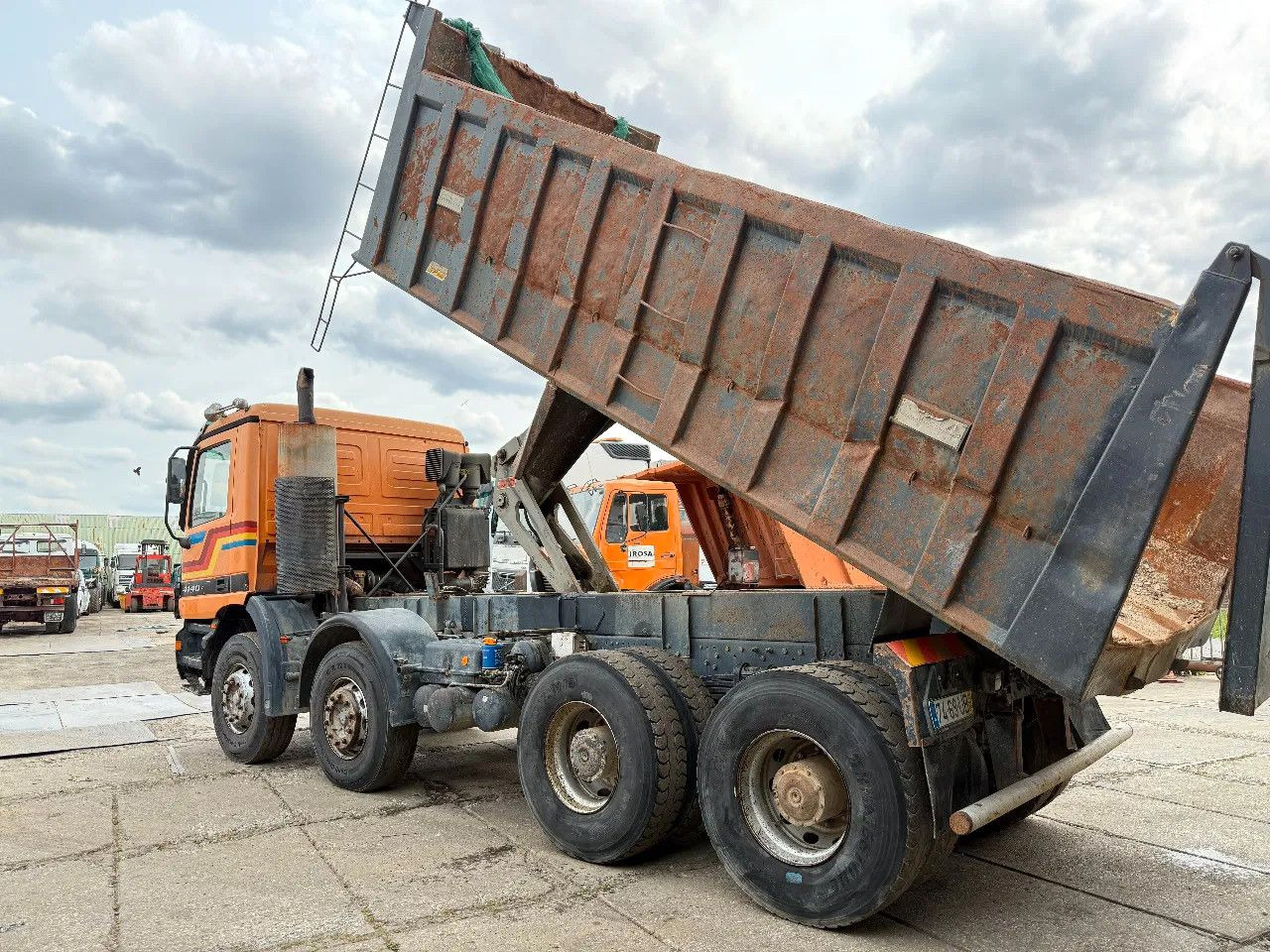 Mercedes-Benz Actros 4140 V6 8X4 Tipper Spring/Spring Manual G - Billenőplatós teherautó: 3 kép. Mercedes-Benz Actros 4140 V6 8X4 Tipper Spring/Spring Manual G - Billenőplatós teherautó: 3 kép.
