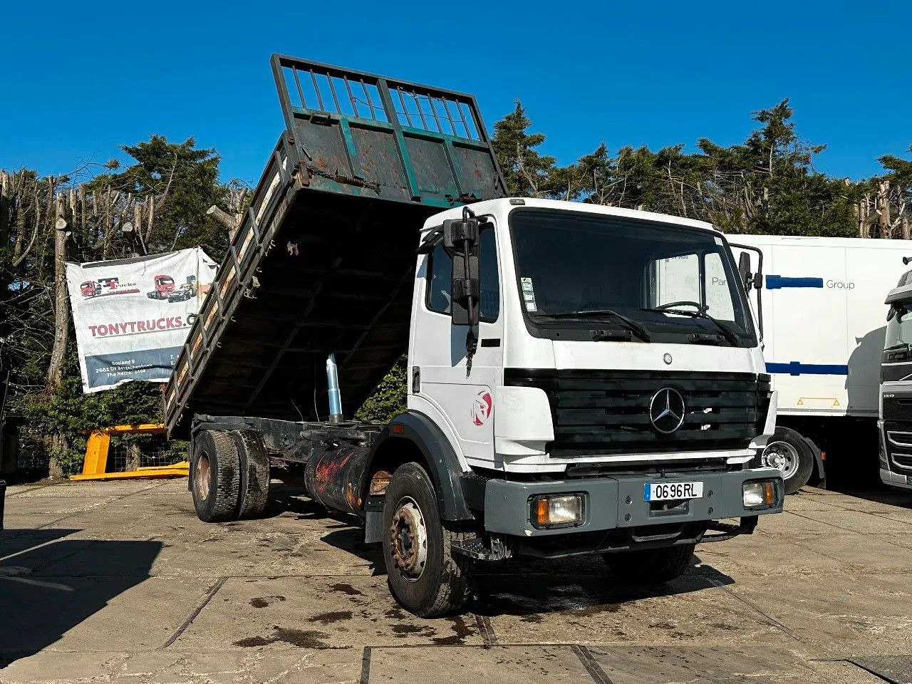 Mercedes-Benz SK 1733 V6 4X2 Tipper Spring/Spring EPS Manual G - Billenőplatós teherautó: 1 kép. Mercedes-Benz SK 1733 V6 4X2 Tipper Spring/Spring EPS Manual G - Billenőplatós teherautó: 1 kép.