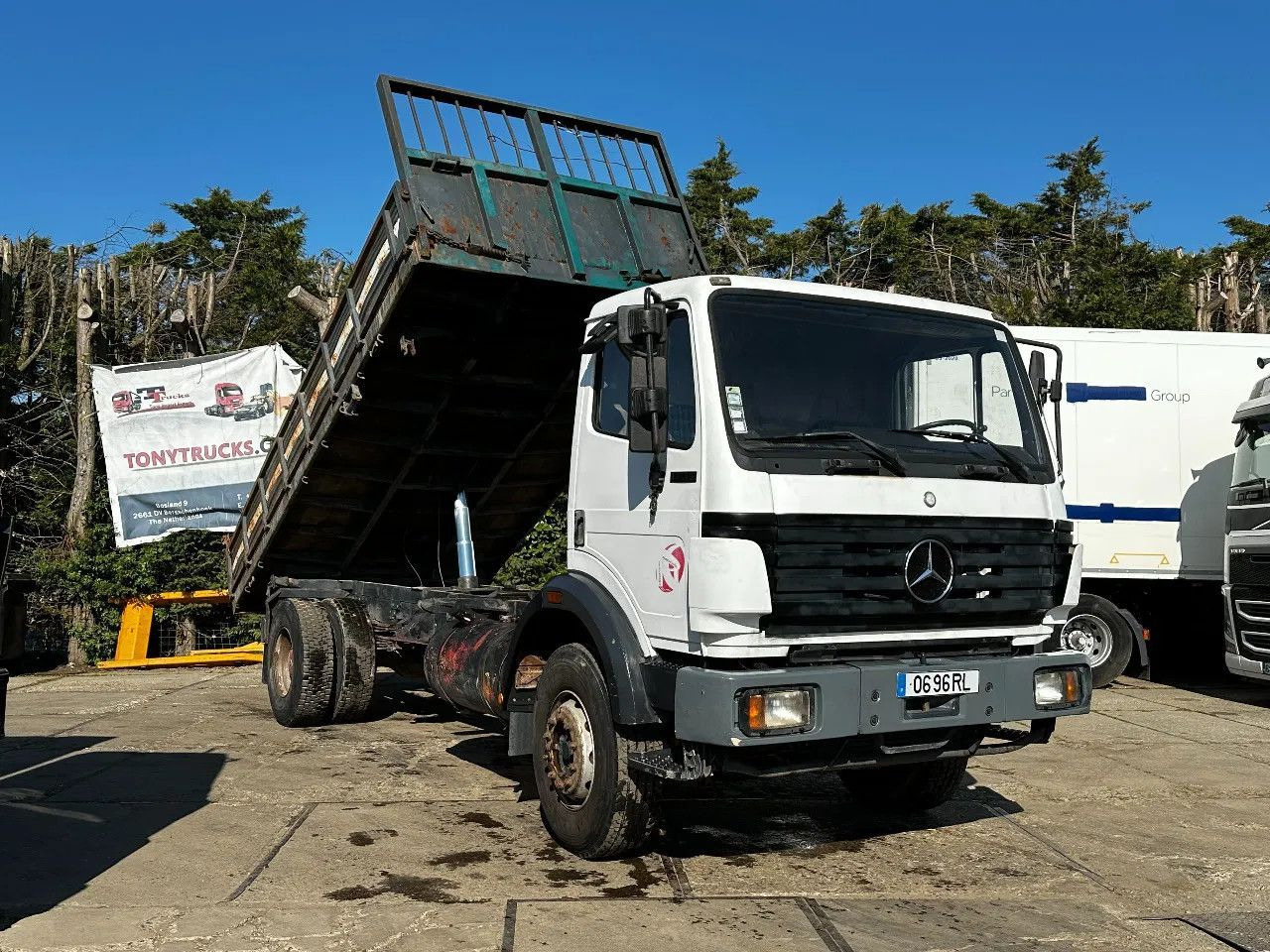Mercedes-Benz SK 1733 V6 4X2 Tipper Spring/Spring EPS Manual G - Billenőplatós teherautó: 1 kép. Mercedes-Benz SK 1733 V6 4X2 Tipper Spring/Spring EPS Manual G - Billenőplatós teherautó: 1 kép.