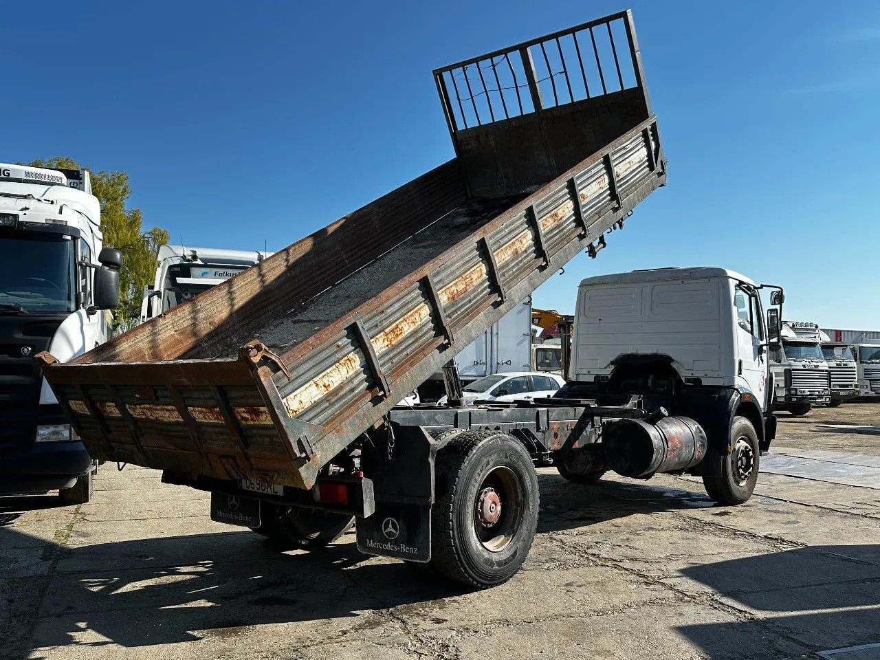 Mercedes-Benz SK 1733 V6 4X2 Tipper Spring/Spring EPS Manual G - Billenőplatós teherautó: 4 kép. Mercedes-Benz SK 1733 V6 4X2 Tipper Spring/Spring EPS Manual G - Billenőplatós teherautó: 4 kép.