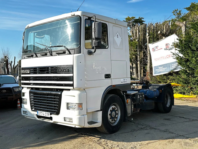 DAF XF 95.380 4X2 Tractor-unit Spring/Air ZF Manual Euro2 PTO - Nyergesvontató: 2 kép. DAF XF 95.380 4X2 Tractor-unit Spring/Air ZF Manual Euro2 PTO - Nyergesvontató: 2 kép.