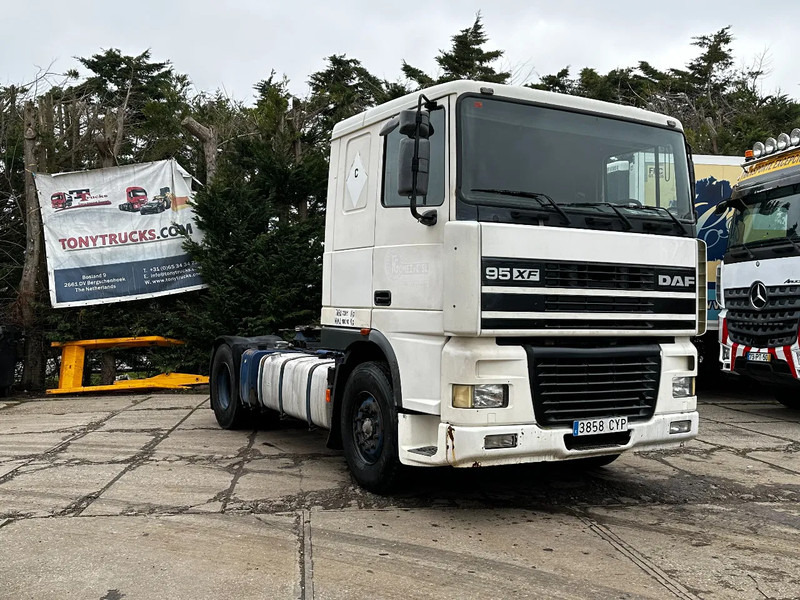 DAF XF 95.380 4X2 Tractor-unit Spring/Air ZF Manual Euro2 PTO - Nyergesvontató: 1 kép. DAF XF 95.380 4X2 Tractor-unit Spring/Air ZF Manual Euro2 PTO - Nyergesvontató: 1 kép.