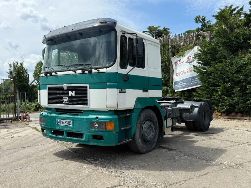 MAN 19.403 4X2 Tractor-unit Spring/Air ZF Manual Gear Low cabine - Nyergesvontató: 2 kép. MAN 19.403 4X2 Tractor-unit Spring/Air ZF Manual Gear Low cabine - Nyergesvontató: 2 kép.