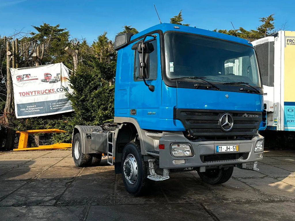Mercedes-Benz Actros 2041 4X4 Tractor-Unit Spring/Spring Manua - Nyergesvontató: 1 kép. Mercedes-Benz Actros 2041 4X4 Tractor-Unit Spring/Spring Manua - Nyergesvontató: 1 kép.