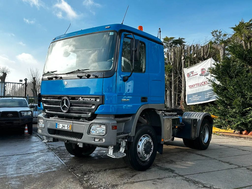 Mercedes-Benz Actros 2041 4X4 Tractor-Unit Spring/Spring Manua - Nyergesvontató: 2 kép. Mercedes-Benz Actros 2041 4X4 Tractor-Unit Spring/Spring Manua - Nyergesvontató: 2 kép.
