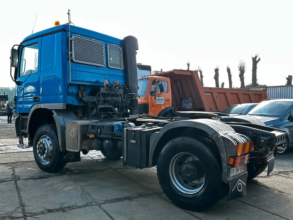 Mercedes-Benz Actros 2041 4X4 Tractor-Unit Spring/Spring Manua - Nyergesvontató: 3 kép. Mercedes-Benz Actros 2041 4X4 Tractor-Unit Spring/Spring Manua - Nyergesvontató: 3 kép.