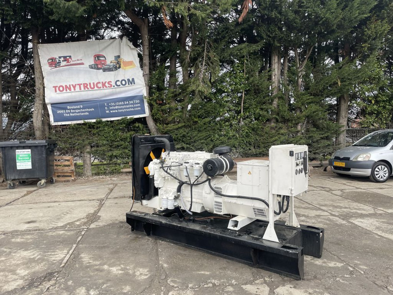 Perkins 100 KVA Generator 3 Phase - Áramfejlesztő: 1 kép. Perkins 100 KVA Generator 3 Phase - Áramfejlesztő: 1 kép.