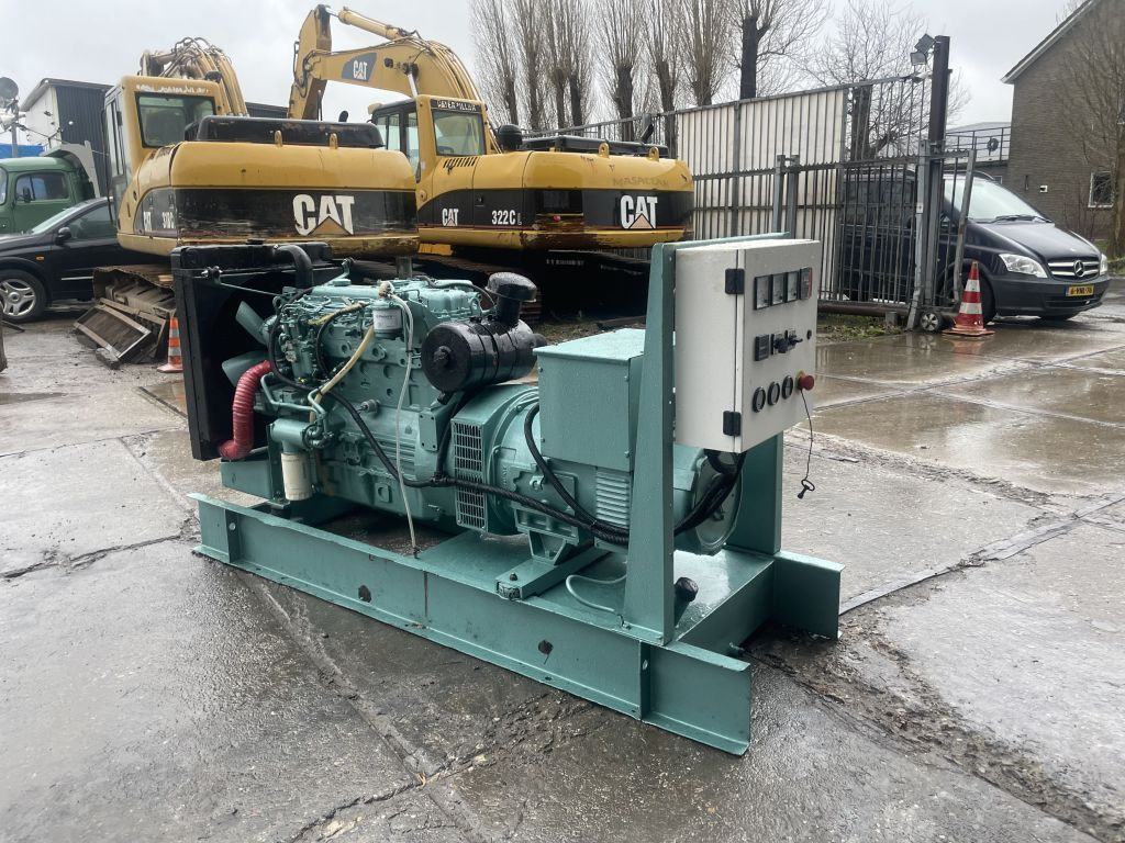 Perkins 85 KVA Generator 3 Phase Perkins 85 KVA Generator 3 Phase - Áramfejlesztő: 3 kép. Perkins 85 KVA Generator 3 Phase Perkins 85 KVA Generator 3 Phase - Áramfejlesztő: 3 kép.
