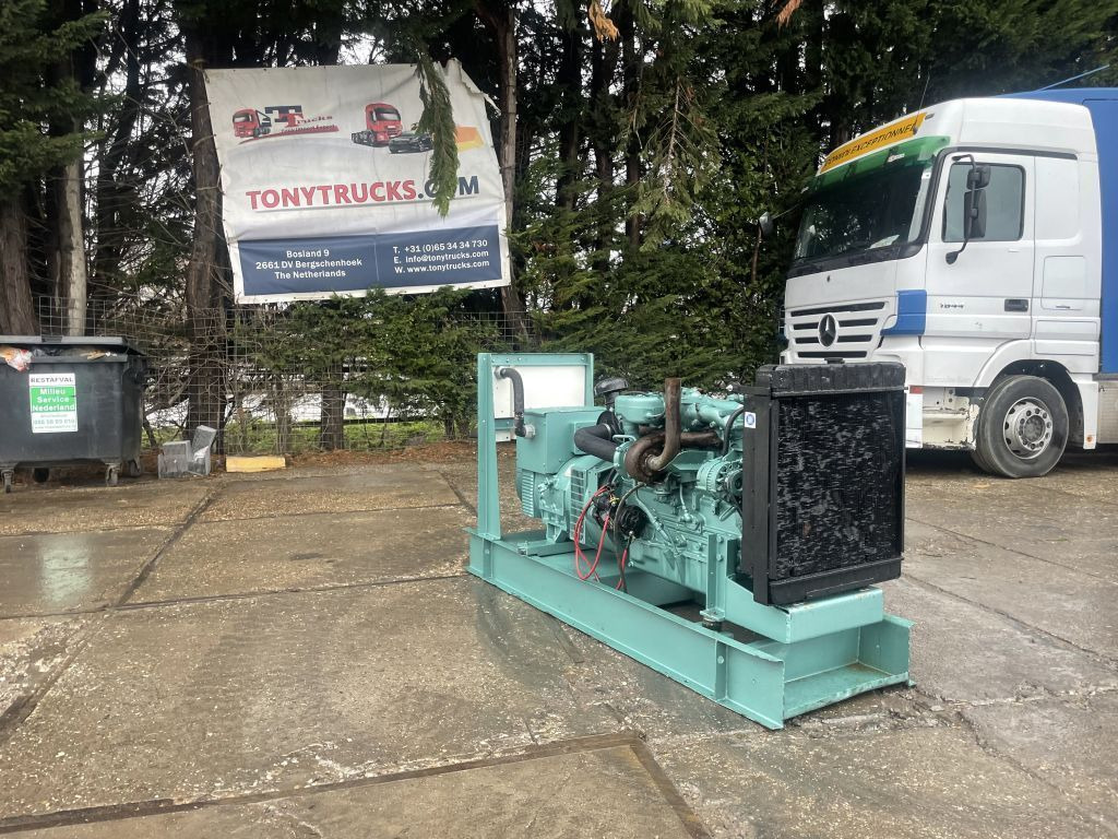 Perkins 85 KVA Generator 3 Phase Perkins 85 KVA Generator 3 Phase - Áramfejlesztő: 1 kép. Perkins 85 KVA Generator 3 Phase Perkins 85 KVA Generator 3 Phase - Áramfejlesztő: 1 kép.