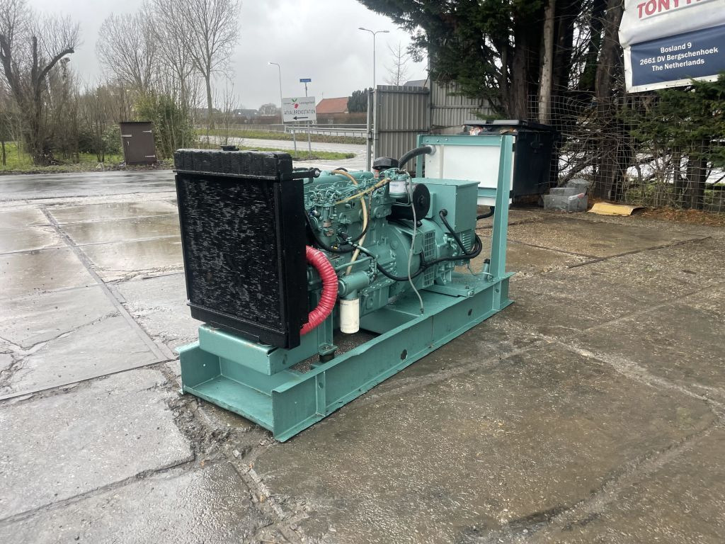Perkins 85 KVA Generator 3 Phase Perkins 85 KVA Generator 3 Phase - Áramfejlesztő: 2 kép. Perkins 85 KVA Generator 3 Phase Perkins 85 KVA Generator 3 Phase - Áramfejlesztő: 2 kép.