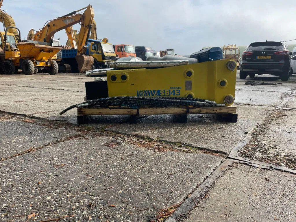 Soosan SB43 Hydraulic Breaker Soosan SB43 Hydraulic Breaker - Hidraulikus törőfej - Építőipari gépek: 3 kép. Soosan SB43 Hydraulic Breaker Soosan SB43 Hydraulic Breaker - Hidraulikus törőfej - Építőipari gépek: 3 kép.