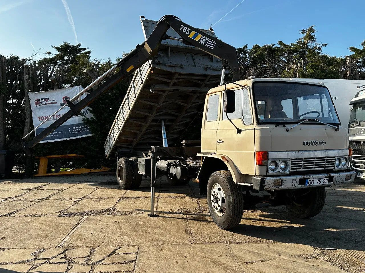 Toyota HINO 14T 4X2 Tipper+Crane Hiab 765 Spring/Spring - Billenőplatós teherautó: 1 kép. Toyota HINO 14T 4X2 Tipper+Crane Hiab 765 Spring/Spring - Billenőplatós teherautó: 1 kép.