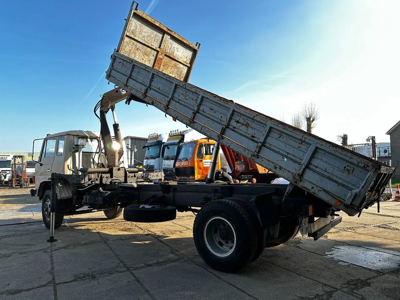 Toyota HINO 14T 4X2 Tipper+Crane Hiab 765 Spring/Spring - Billenőplatós teherautó: 3 kép. Toyota HINO 14T 4X2 Tipper+Crane Hiab 765 Spring/Spring - Billenőplatós teherautó: 3 kép.
