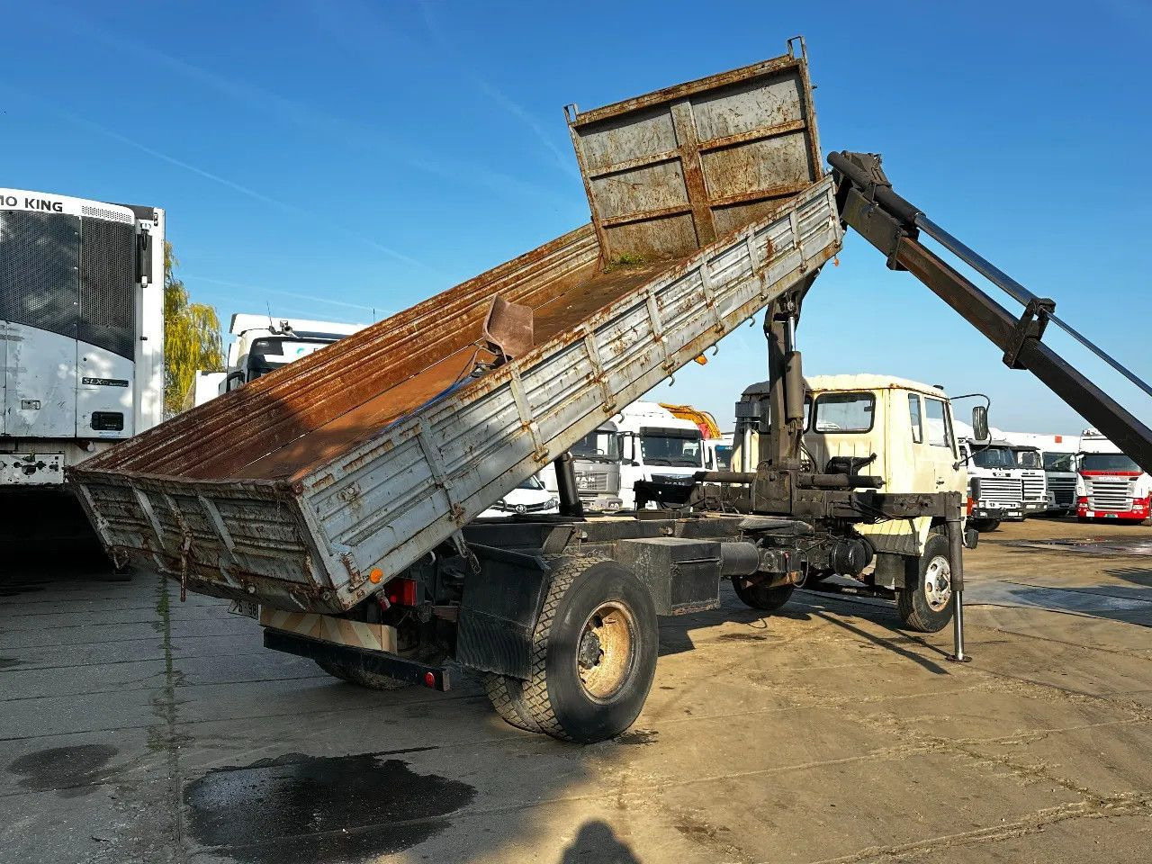 Toyota HINO 14T 4X2 Tipper+Crane Hiab 765 Spring/Spring - Billenőplatós teherautó: 4 kép. Toyota HINO 14T 4X2 Tipper+Crane Hiab 765 Spring/Spring - Billenőplatós teherautó: 4 kép.