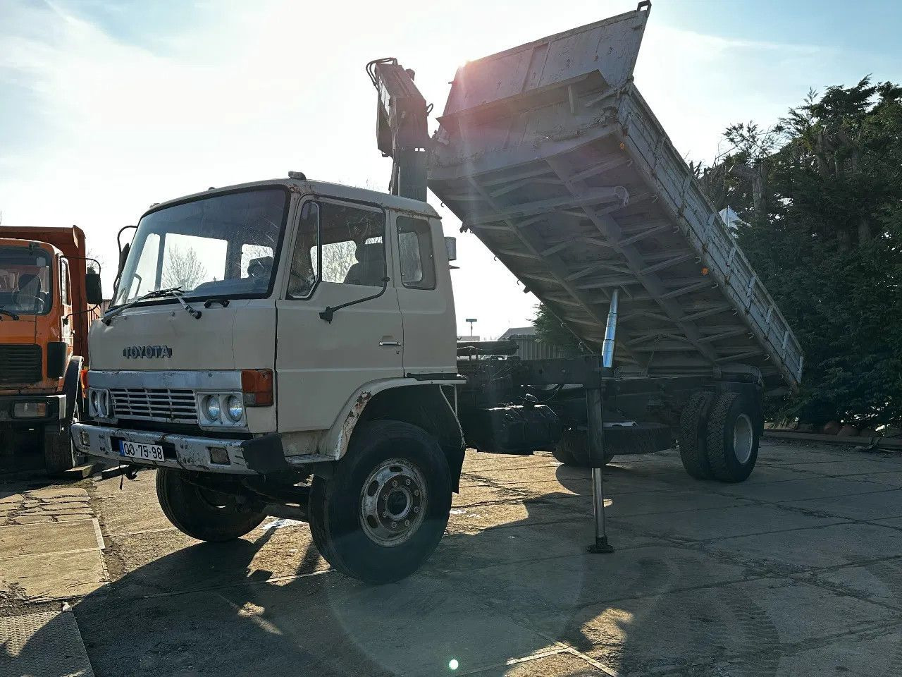 Toyota HINO 14T 4X2 Tipper+Crane Hiab 765 Spring/Spring - Billenőplatós teherautó: 2 kép. Toyota HINO 14T 4X2 Tipper+Crane Hiab 765 Spring/Spring - Billenőplatós teherautó: 2 kép.