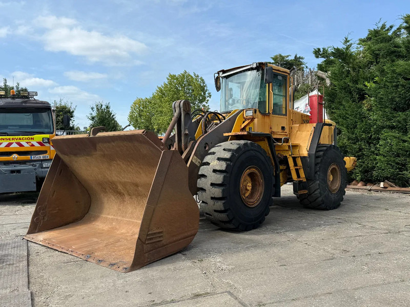 Volvo L 180 E Wheelloader - Gumikerekes homlokrakodó: 2 kép. Volvo L 180 E Wheelloader - Gumikerekes homlokrakodó: 2 kép.