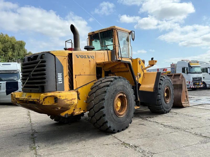 Volvo L 180 E Wheelloader - Gumikerekes homlokrakodó: 4 kép. Volvo L 180 E Wheelloader - Gumikerekes homlokrakodó: 4 kép.