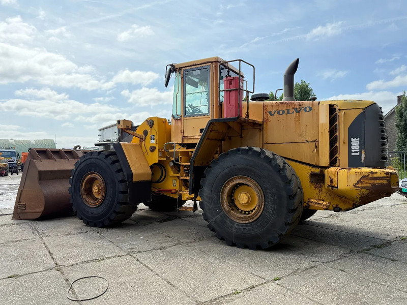 Volvo L 180 E Wheelloader - Gumikerekes homlokrakodó: 3 kép. Volvo L 180 E Wheelloader - Gumikerekes homlokrakodó: 3 kép.