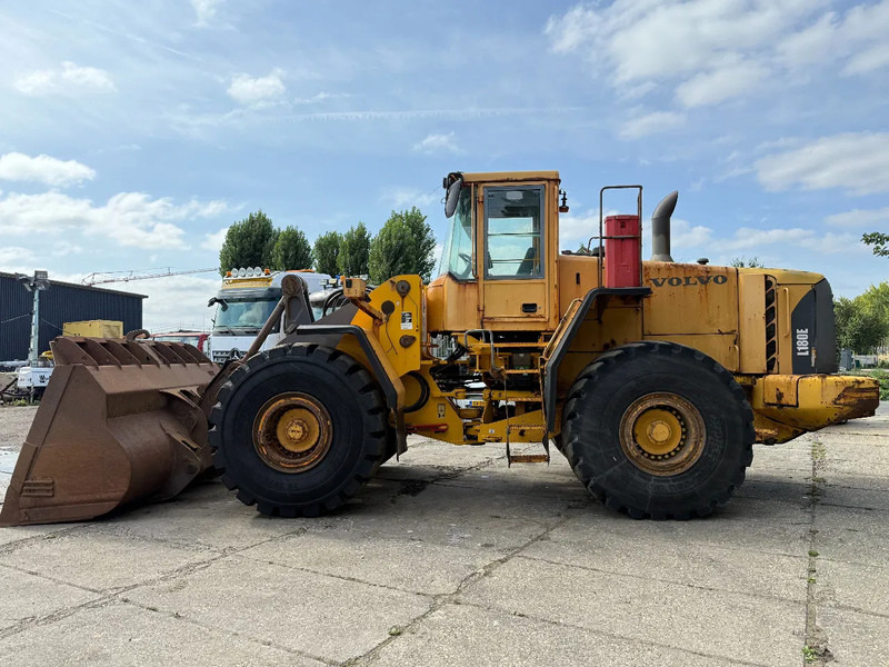 Volvo L 180 E Wheelloader - Gumikerekes homlokrakodó: 5 kép. Volvo L 180 E Wheelloader - Gumikerekes homlokrakodó: 5 kép.