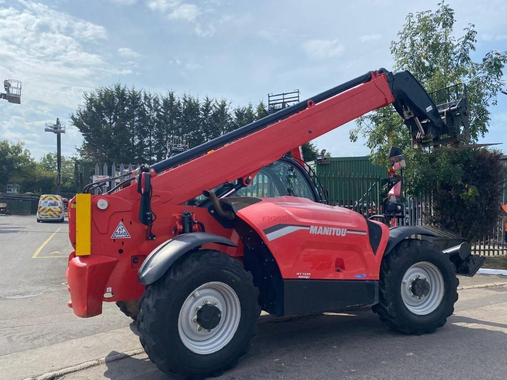 Manitou MT 1335 - Teleszkópos rakodó: 2 kép. Manitou MT 1335 - Teleszkópos rakodó: 2 kép.