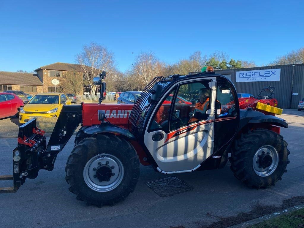 Manitou MT730H - Teleszkópos rakodó: 4 kép. Manitou MT730H - Teleszkópos rakodó: 4 kép.
