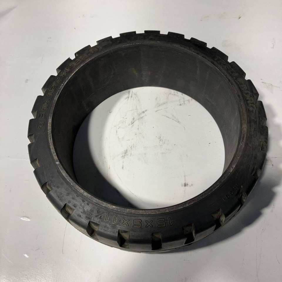 2X trelleborg 15x5x11 1/4 tyres - Gumiabroncs - Anyagmozgató gép: 1 kép. 2X trelleborg 15x5x11 1/4 tyres - Gumiabroncs - Anyagmozgató gép: 1 kép.
