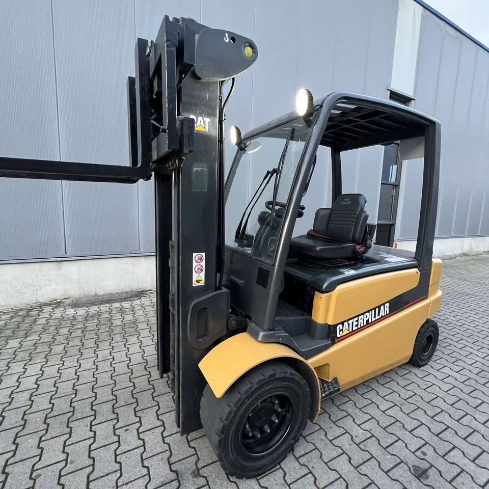 Caterpillar EP50 - Elektromos targonca: 3 kép. Caterpillar EP50 - Elektromos targonca: 3 kép.