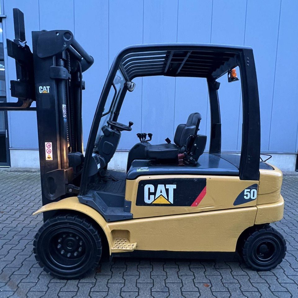 Caterpillar EP50 - Elektromos targonca: 2 kép. Caterpillar EP50 - Elektromos targonca: 2 kép.
