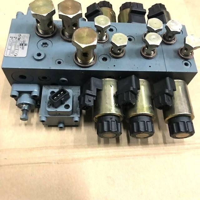 Hydraulic block for Caterpillar - Hidraulikus szelep - Anyagmozgató gép: 4 kép. Hydraulic block for Caterpillar - Hidraulikus szelep - Anyagmozgató gép: 4 kép.