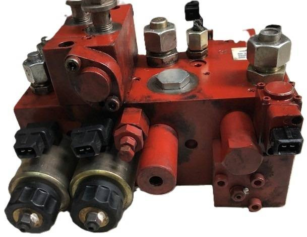 Hydraulic control valve - Hidraulikus szelep - Anyagmozgató gép: 2 kép. Hydraulic control valve - Hidraulikus szelep - Anyagmozgató gép: 2 kép.