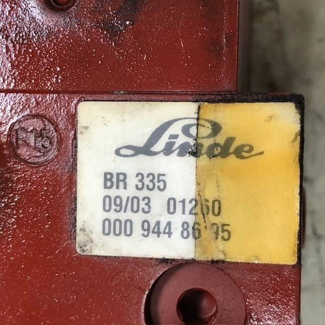 Hydraulic control valve - Hidraulikus szelep - Anyagmozgató gép: 4 kép. Hydraulic control valve - Hidraulikus szelep - Anyagmozgató gép: 4 kép.