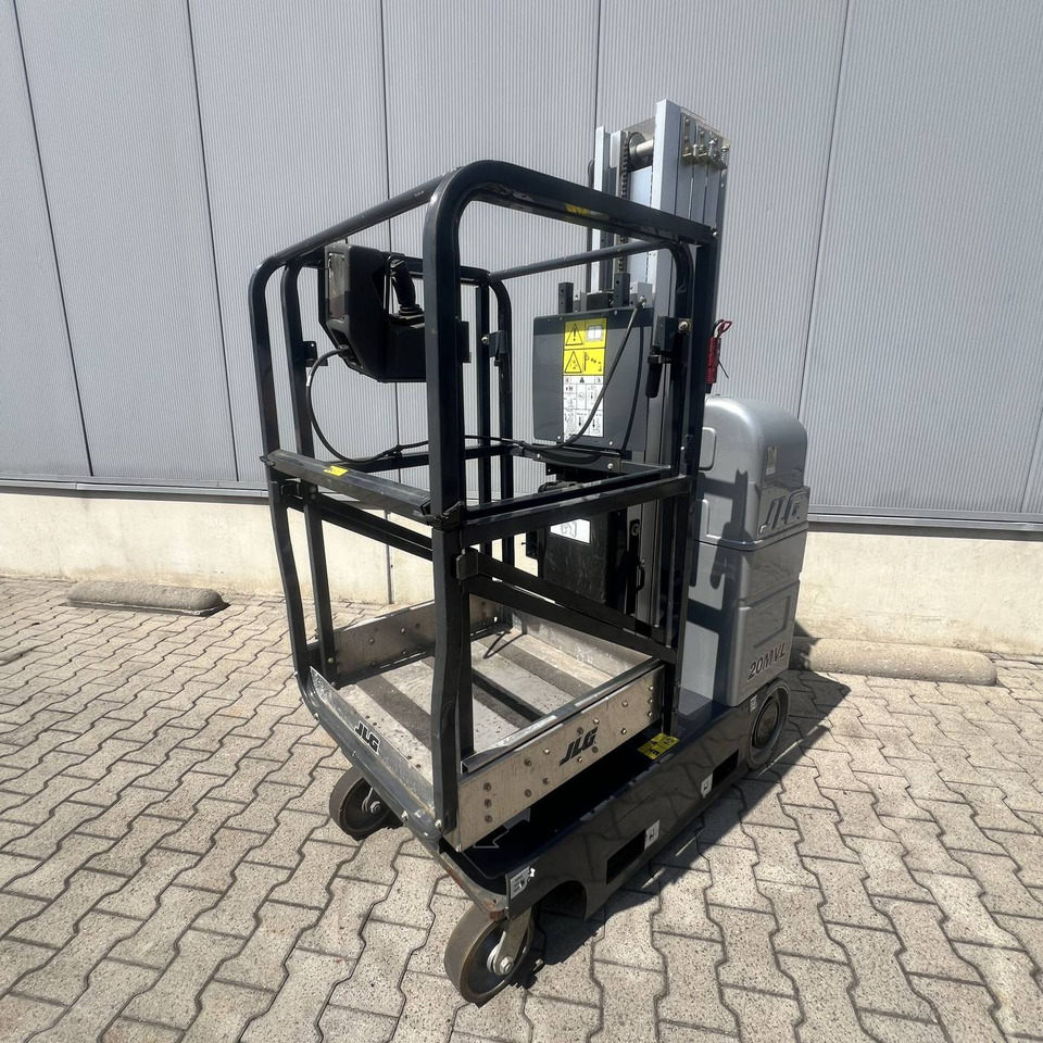 JLG 20MVL - Oszlopos személyemelő: 2 kép. JLG 20MVL - Oszlopos személyemelő: 2 kép.