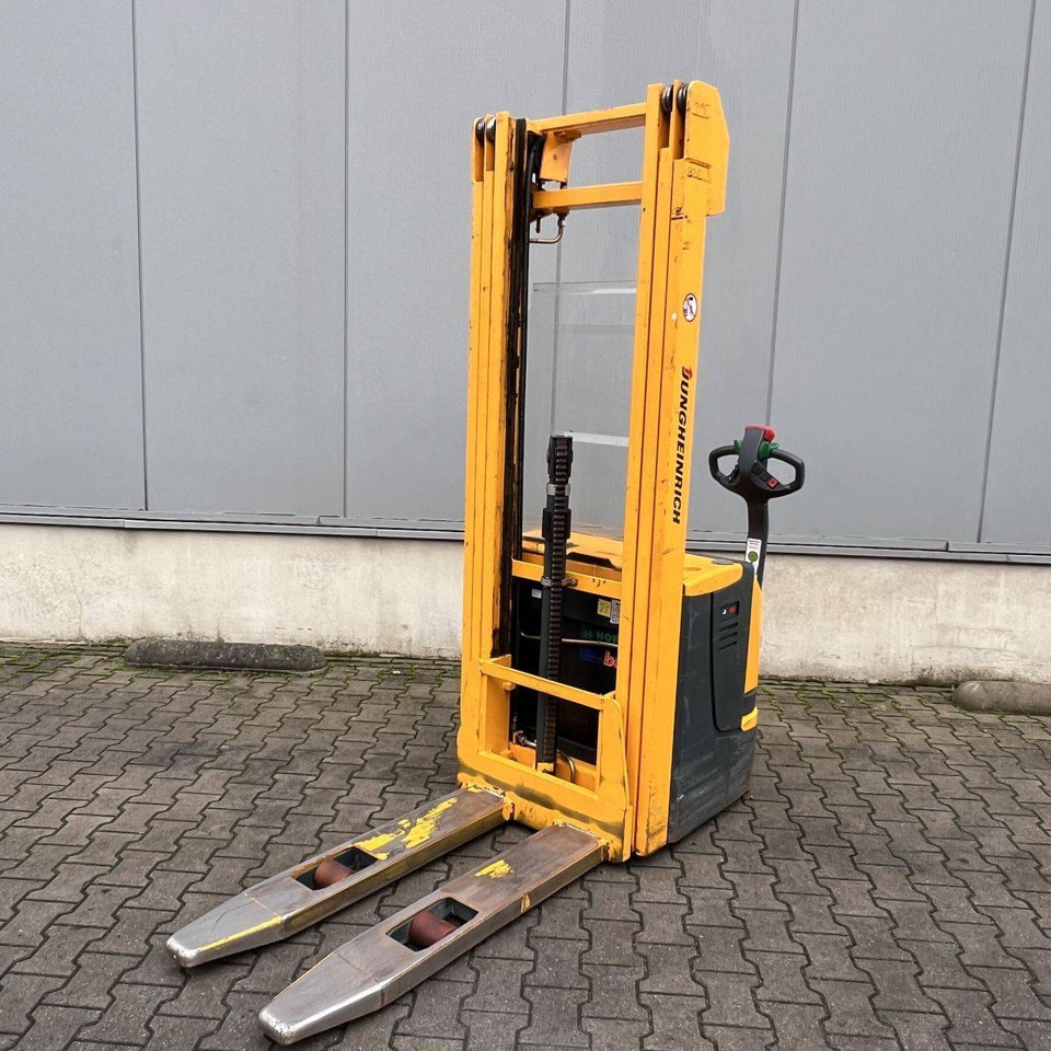 Jungheinrich EJC16G - Emelőtargoncá: 2 kép. Jungheinrich EJC16G - Emelőtargoncá: 2 kép.