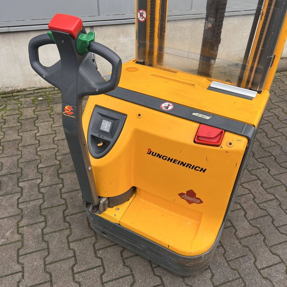 Jungheinrich EJC16G - Emelőtargoncá: 3 kép. Jungheinrich EJC16G - Emelőtargoncá: 3 kép.