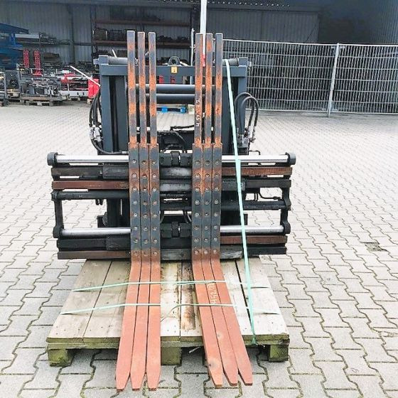 Kaup Triple pallet Handler with Pantograph - Raklapvilla - Anyagmozgató gép: 1 kép. Kaup Triple pallet Handler with Pantograph - Raklapvilla - Anyagmozgató gép: 1 kép.