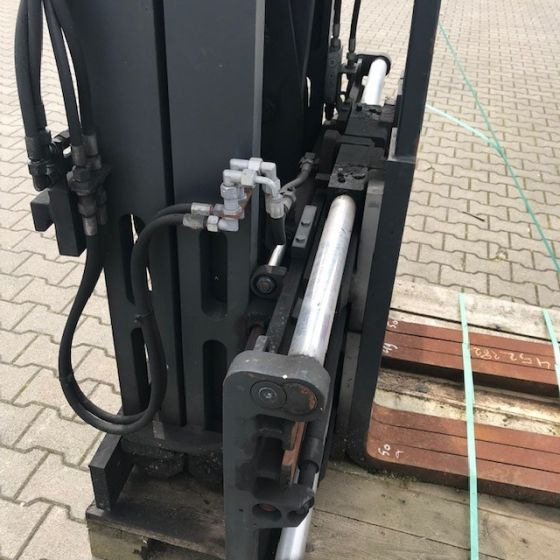 Kaup Triple pallet Handler with Pantograph - Raklapvilla - Anyagmozgató gép: 2 kép. Kaup Triple pallet Handler with Pantograph - Raklapvilla - Anyagmozgató gép: 2 kép.