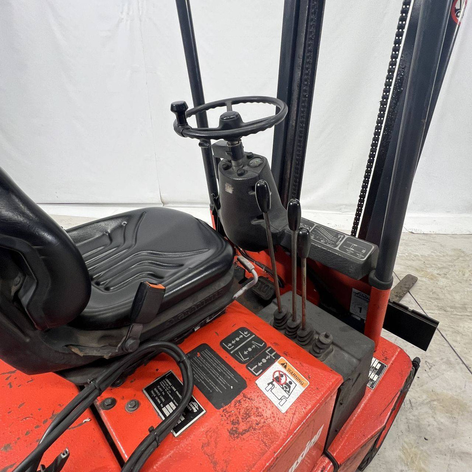 Linde E12 (324) - Elektromos targonca: 3 kép. Linde E12 (324) - Elektromos targonca: 3 kép.