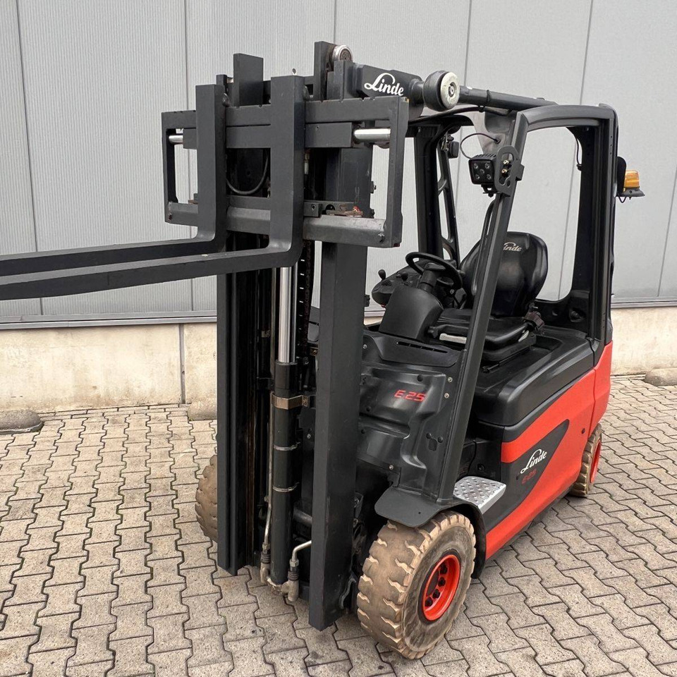 Linde E25 (387) - Elektromos targonca: 2 kép. Linde E25 (387) - Elektromos targonca: 2 kép.