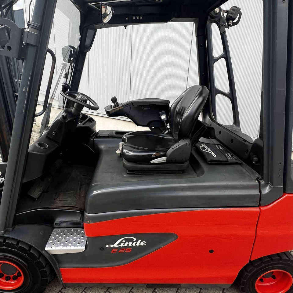 Linde E25L (387) - Elektromos targonca: 4 kép. Linde E25L (387) - Elektromos targonca: 4 kép.